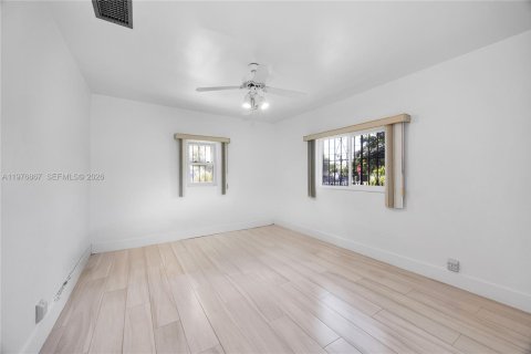 House in Miami, Florida 2 bedrooms, 94.3 sq.m. № 2040993 - photo 11