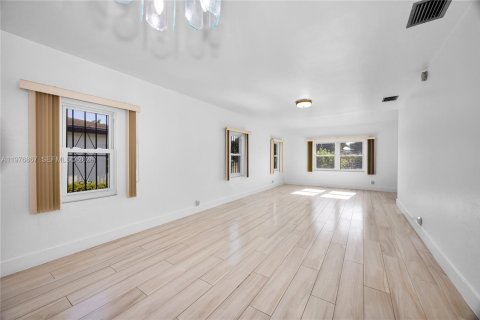 House in Miami, Florida 2 bedrooms, 94.3 sq.m. № 2040993 - photo 7