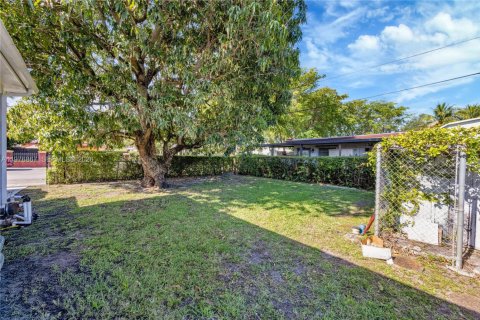 House in Miami, Florida 2 bedrooms, 94.3 sq.m. № 2040993 - photo 15