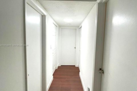 Condo in Sunny Isles Beach, Florida, 2 bedrooms  № 1975133 - photo 19