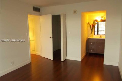 Condo in Sunny Isles Beach, Florida, 2 bedrooms  № 1975133 - photo 15