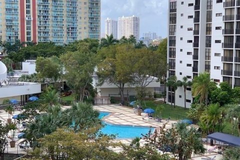 Condo in Sunny Isles Beach, Florida, 2 bedrooms  № 1975133 - photo 1