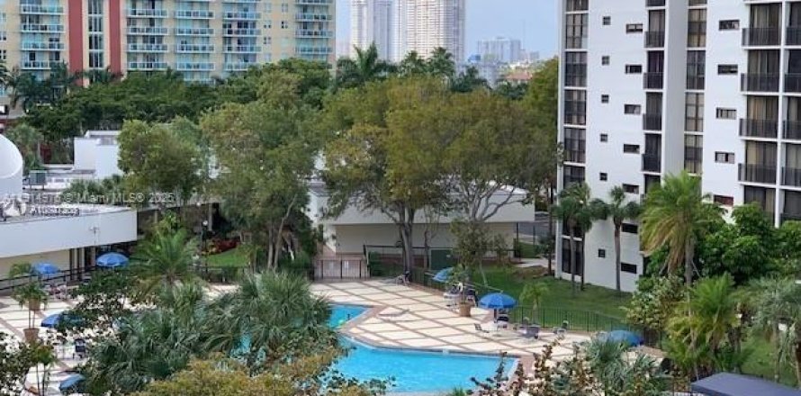 Condo in Sunny Isles Beach, Florida, 2 bedrooms  № 1975133