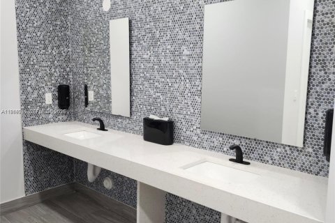 Condo in Sunny Isles Beach, Florida, 2 bedrooms  № 1975133 - photo 30