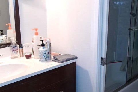 Condo in Sunny Isles Beach, Florida, 2 bedrooms  № 1975133 - photo 8