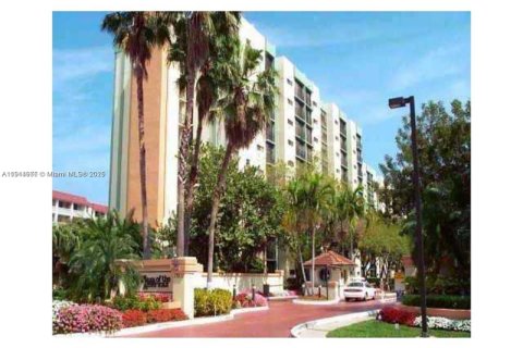 Condo in Sunny Isles Beach, Florida, 2 bedrooms  № 1975133 - photo 2