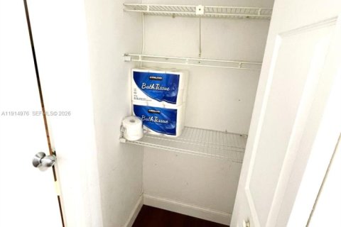 Condo in Sunny Isles Beach, Florida, 2 bedrooms  № 1975133 - photo 22