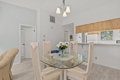 Condo in Tarpon Springs, Florida, 2 bedrooms  № 1733303 - photo 11