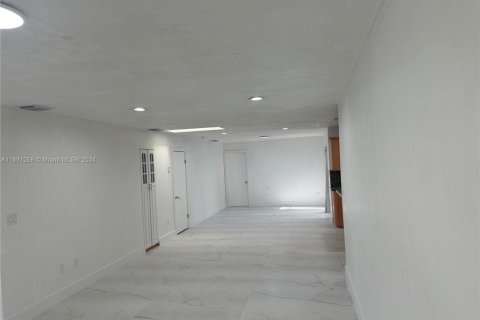 Immobilier commercial à vendre à Hialeah, Floride: 281.49 m2 № 1729119 - photo 11