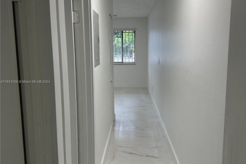 Immobilier commercial à vendre à Hialeah, Floride: 281.49 m2 № 1729119 - photo 24
