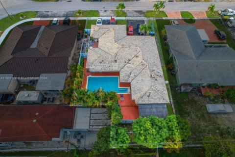 Immobilier commercial à vendre à Hialeah, Floride: 281.49 m2 № 1729119 - photo 2