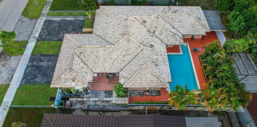 Immobilier commercial à Hialeah, Floride 281.49 m2 № 1729119