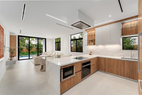 Casa en venta en Miami, Florida, 3 dormitorios, 189.33 m2 № 1966114 - foto 5