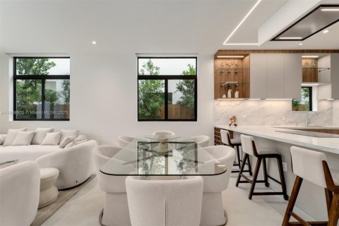 Casa en venta en Miami, Florida, 3 dormitorios, 189.33 m2 № 1966114 - foto 8
