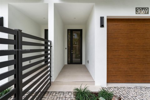 Casa en venta en Miami, Florida, 3 dormitorios, 189.33 m2 № 1966114 - foto 2