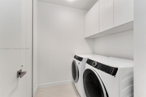 Casa en venta en Miami, Florida, 3 dormitorios, 189.33 m2 № 1966114 - foto 21