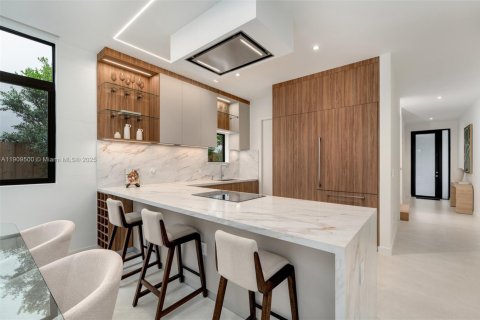 Casa en venta en Miami, Florida, 3 dormitorios, 189.33 m2 № 1966114 - foto 4
