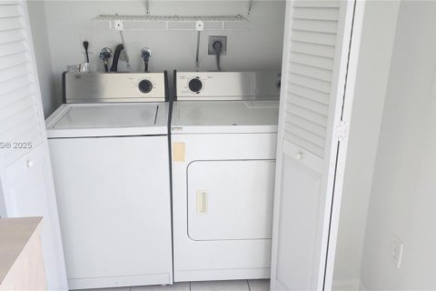 Townhouse in Miami, Florida 3 bedrooms, 117.06 sq.m. № 1923218 - photo 16