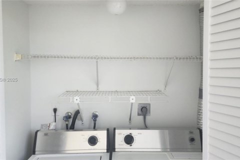 Townhouse in Miami, Florida 3 bedrooms, 117.06 sq.m. № 1923218 - photo 17