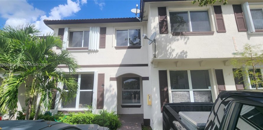 Townhouse in Miami, Florida 3 bedrooms, 117.06 sq.m. № 1923218