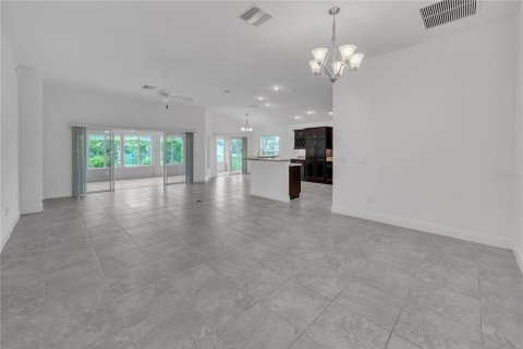 House in The Villages, Florida 3 bedrooms, 191.01 sq.m. № 1911015 - photo 7
