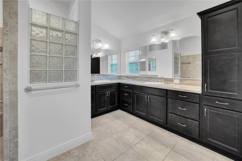 House in The Villages, Florida 3 bedrooms, 191.01 sq.m. № 1911015 - photo 25