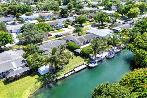 House in Cutler Bay, Florida 3 bedrooms, 125.88 sq.m. № 1850322 - photo 25