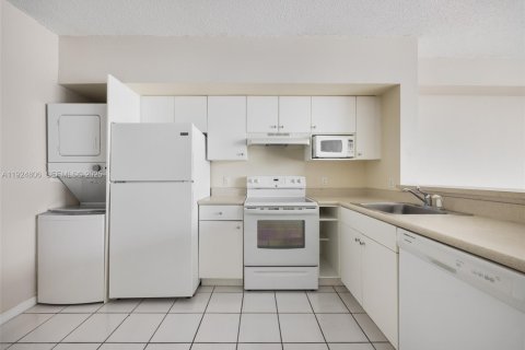 Снять в аренду кондоминиум в Майами, Флорида 1 спальня, 63.64м2, № 1989348 - фото 2