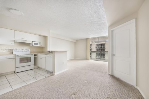 Снять в аренду кондоминиум в Майами, Флорида 1 спальня, 63.64м2, № 1989348 - фото 1