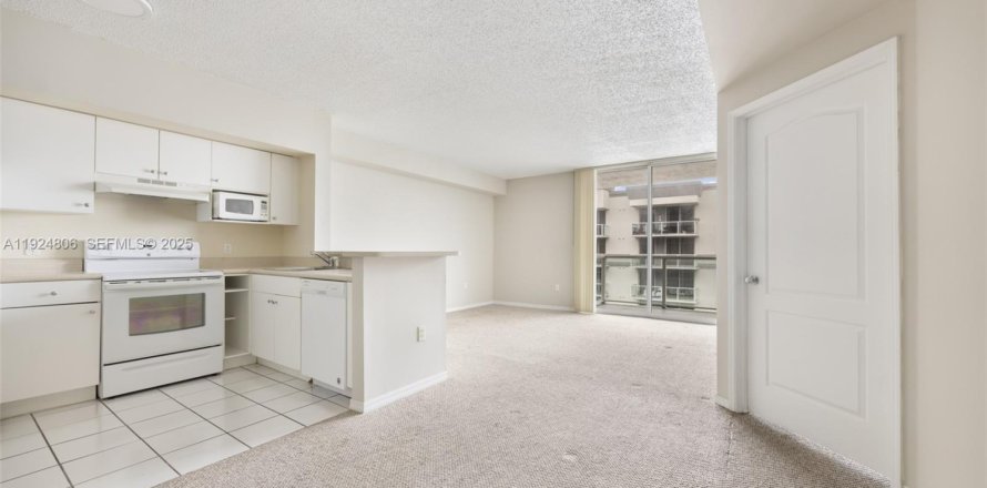 Кондоминиум с 1 спальней в Майами, Флорида № 1989348