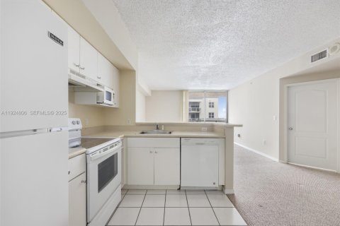 Снять в аренду кондоминиум в Майами, Флорида 1 спальня, 63.64м2, № 1989348 - фото 3