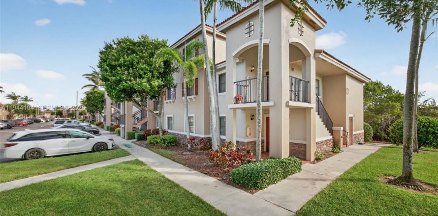 Condo in Cutler Bay, Florida, 2 bedrooms  № 2000884