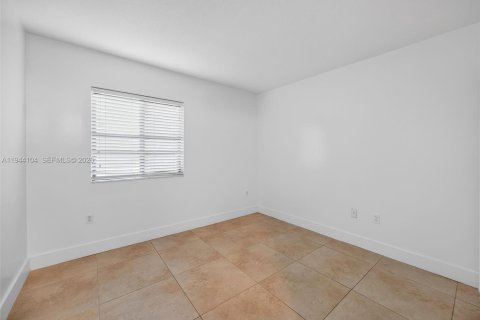 Condo in Cutler Bay, Florida, 2 bedrooms  № 2000884 - photo 14