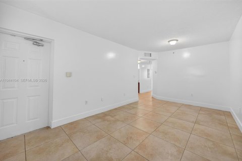 Condo in Cutler Bay, Florida, 2 bedrooms  № 2000884 - photo 7