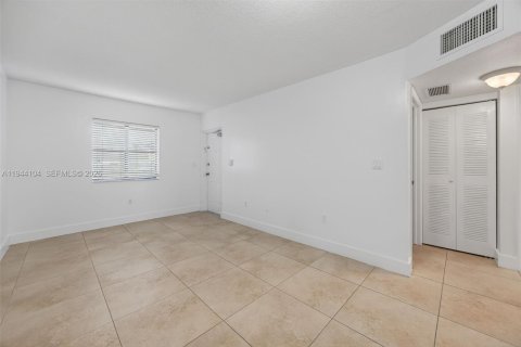 Condo in Cutler Bay, Florida, 2 bedrooms  № 2000884 - photo 8