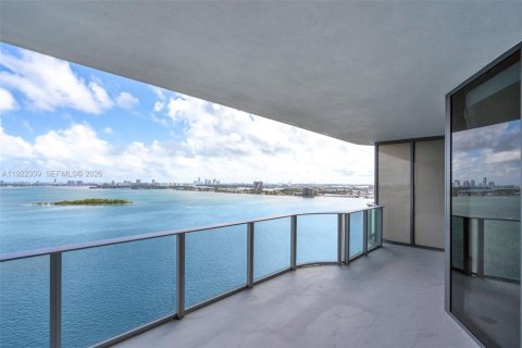 Condo in Miami, Florida, 3 bedrooms № 2154550 - photo 2