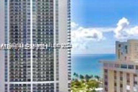 Condo in Hallandale Beach, Florida, 2 bedrooms  № 1705294 - photo 1
