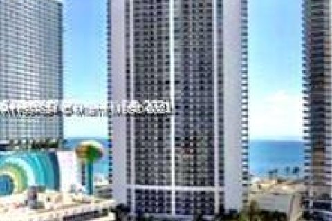 Condo in Hallandale Beach, Florida, 2 bedrooms  № 1705294 - photo 3