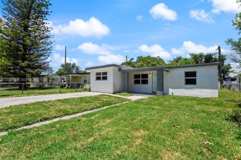 Villa ou maison à vendre à Opa-locka, Floride: 4 chambres, 127 m2 № 2257190 - photo 4