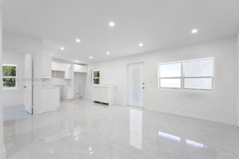 Villa ou maison à vendre à Opa-locka, Floride: 4 chambres, 127 m2 № 2257190 - photo 8