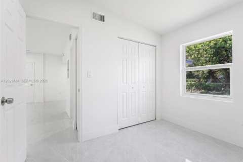 Villa ou maison à vendre à Opa-locka, Floride: 4 chambres, 127 m2 № 2257190 - photo 13