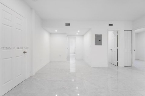 Villa ou maison à vendre à Opa-locka, Floride: 4 chambres, 127 m2 № 2257190 - photo 12