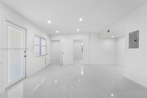 Villa ou maison à vendre à Opa-locka, Floride: 4 chambres, 127 m2 № 2257190 - photo 16