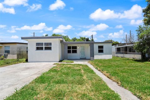 Villa ou maison à vendre à Opa-locka, Floride: 4 chambres, 127 m2 № 2257190 - photo 2