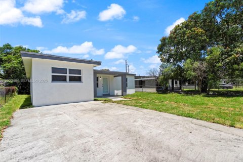 Villa ou maison à vendre à Opa-locka, Floride: 4 chambres, 127 m2 № 2257190 - photo 3