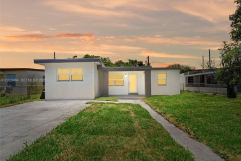 Villa ou maison à Opa-locka, Floride 4 chambres, 127 m2 № 2257190