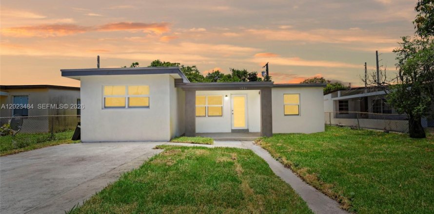 Villa ou maison à Opa-locka, Floride 4 chambres, 127 m2 № 2257190