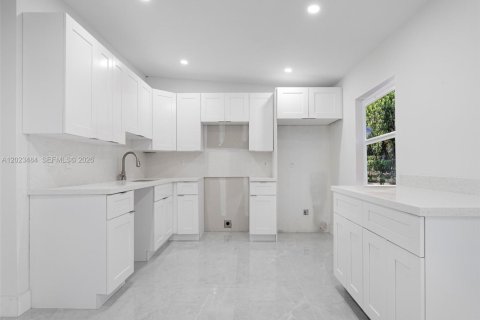 Villa ou maison à vendre à Opa-locka, Floride: 4 chambres, 127 m2 № 2257190 - photo 9