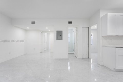 Villa ou maison à vendre à Opa-locka, Floride: 4 chambres, 127 m2 № 2257190 - photo 6