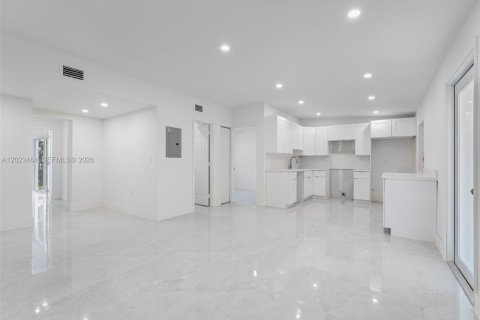 Villa ou maison à vendre à Opa-locka, Floride: 4 chambres, 127 m2 № 2257190 - photo 5